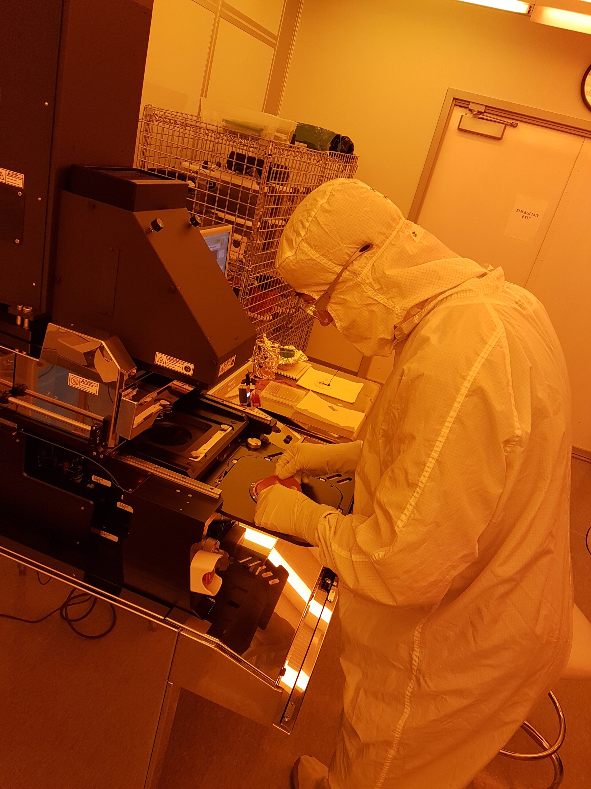 Simon in cleanroom